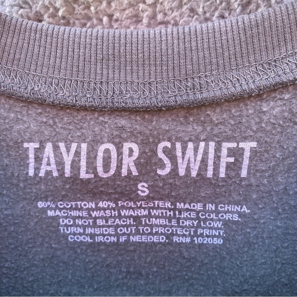 Taylor Swift Red Album Cover Taylors Version Oversized Unisex Sweatshirt Sz S - Picture 5 of 7